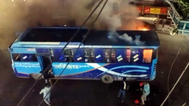 রাজধানীর তিন স্থানে বাসে আগুন রাজধানীর তিন স্থানে বাসে আগুন