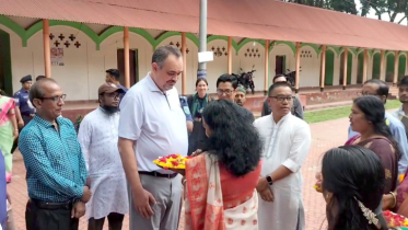 দিনাজপুরের কান্তনগর মন্দির ঘুরে দেখলেন মার্কিন রাষ্ট্রদূত দিনাজপুরের কান্তনগর মন্দির ঘুরে দেখলেন মার্কিন রাষ্ট্রদূত
