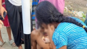 খুঁটির সঙ্গে বাঁধা বাবাকে নিজ হাতে খাবার খাওয়াল ছোট্ট মেয়ে খুঁটির সঙ্গে বাঁধা বাবাকে নিজ হাতে খাবার খাওয়াল ছোট্ট মেয়ে