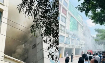 ধানমন্ডির এপেক্স ভবনে আগুন, চার ইউনিট কাজ করছে ধানমন্ডির এপেক্স ভবনে আগুন, চার ইউনিট কাজ করছে