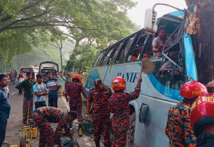 যশোর-মাগুরা মহাসড়কে নৈশকোচ নিয়ন্ত্রণ হারিয়ে গাছে ধাক্কা যশোর-মাগুরা মহাসড়কে নৈশকোচ নিয়ন্ত্রণ হারিয়ে গাছে ধাক্কা